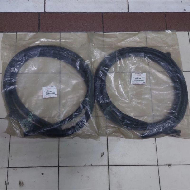 Karet Body Pintu Belakang Asli Mitsubishi Pajero Sport Original