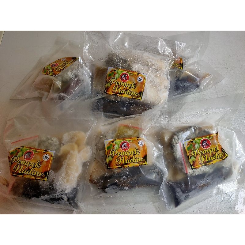 

Pempek Nadine komplit