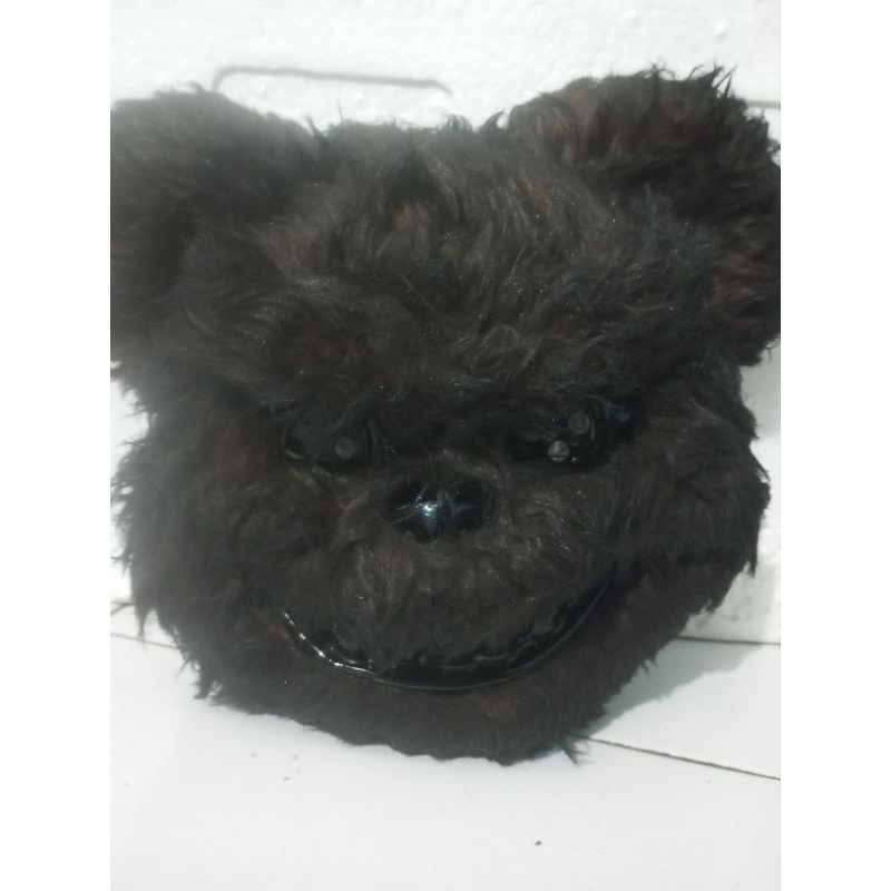 topeng beruang hitam