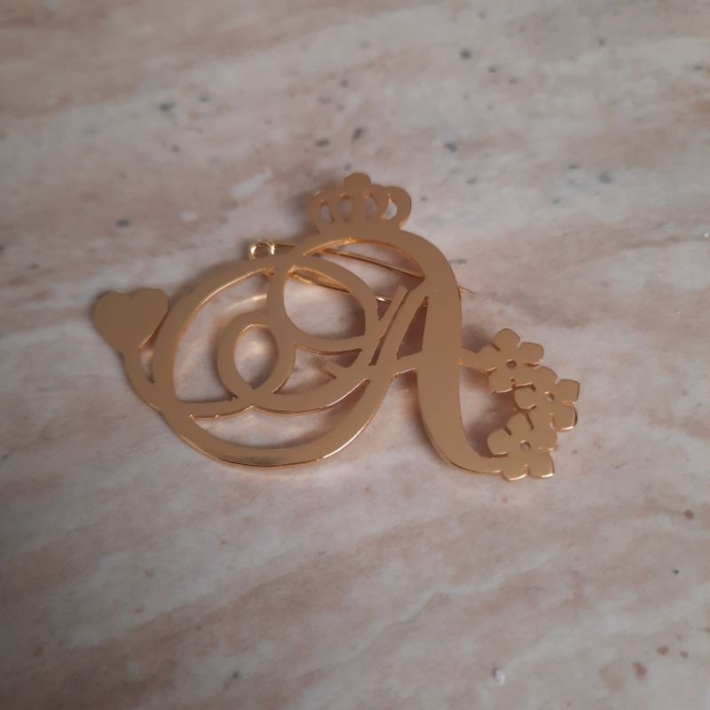 Bros Warna Gold Huruf Inisial A Mahkota Sambung