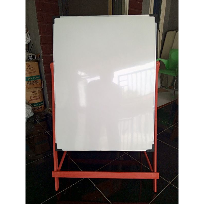 

PAPAN TULIS WHITEBOARD PLUS KAKI KAYU 50×70 NON LACI