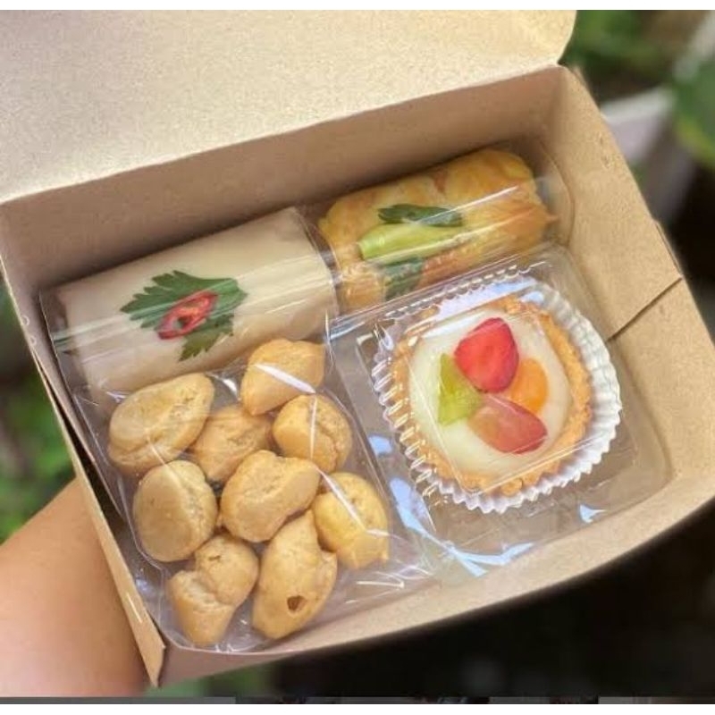 

Snack Box isi 3 Kue Plus Cemilan