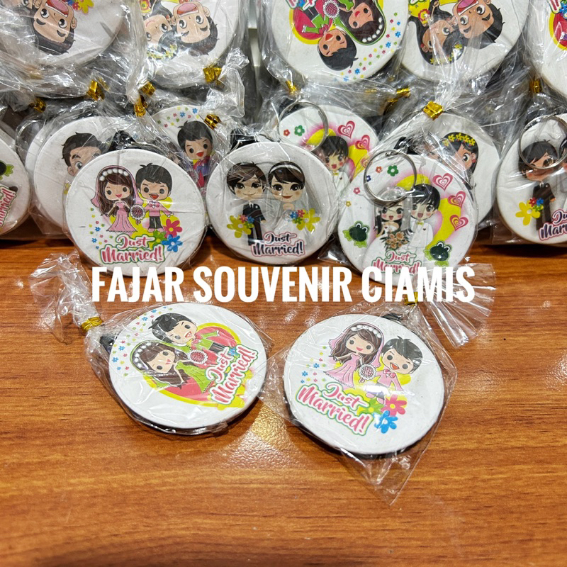 1 PACK 100 PCS SOUVENIR PERNIKAHAN GANTUNGAN KUNCI PENGANTIN BENTUK BULAT SOUVENIR NIKAH UNIK souven