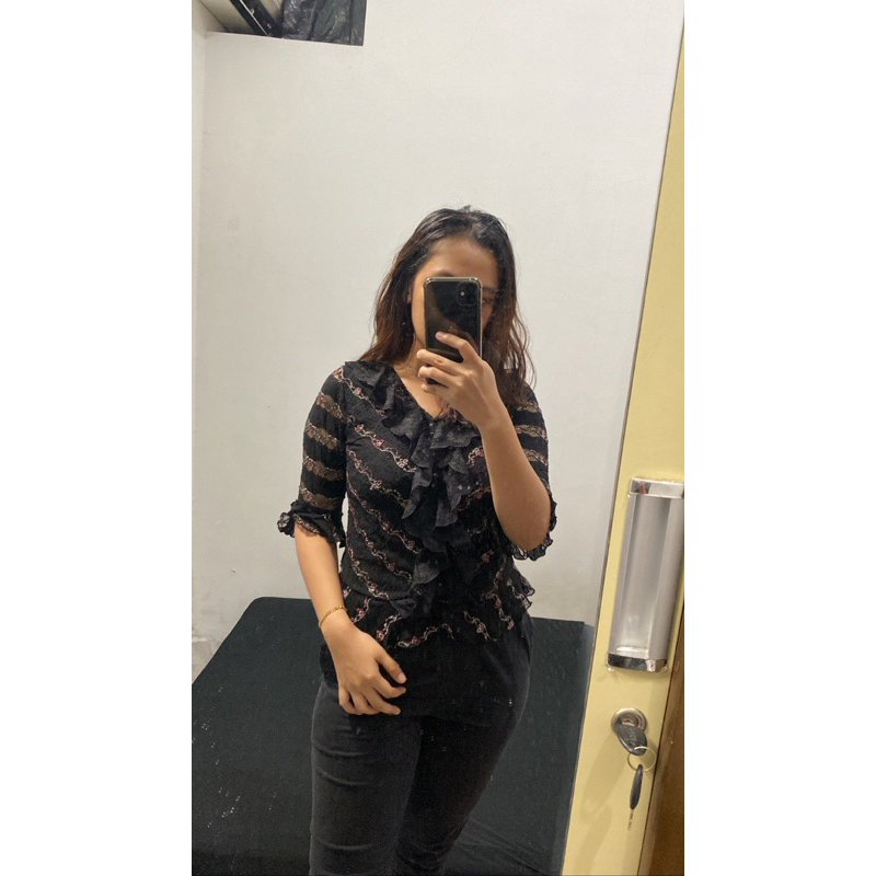(Nett) Preloved Atasan Ruffle / Ruffle Blouse / Ruffle Top / Atasan Renda / Atasan Lace / Lace Top