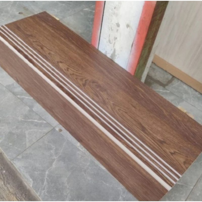 Granit pijakan tangga motif kayu 30×90
