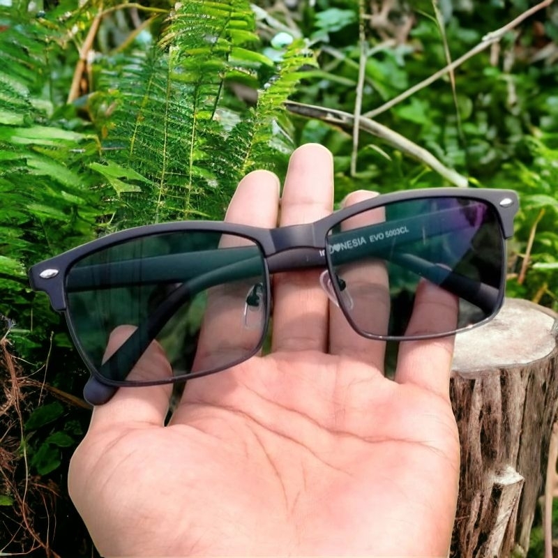 Kacamata Baca dan Jalan Lensa Plus Progresif Photocromic Standar Optik