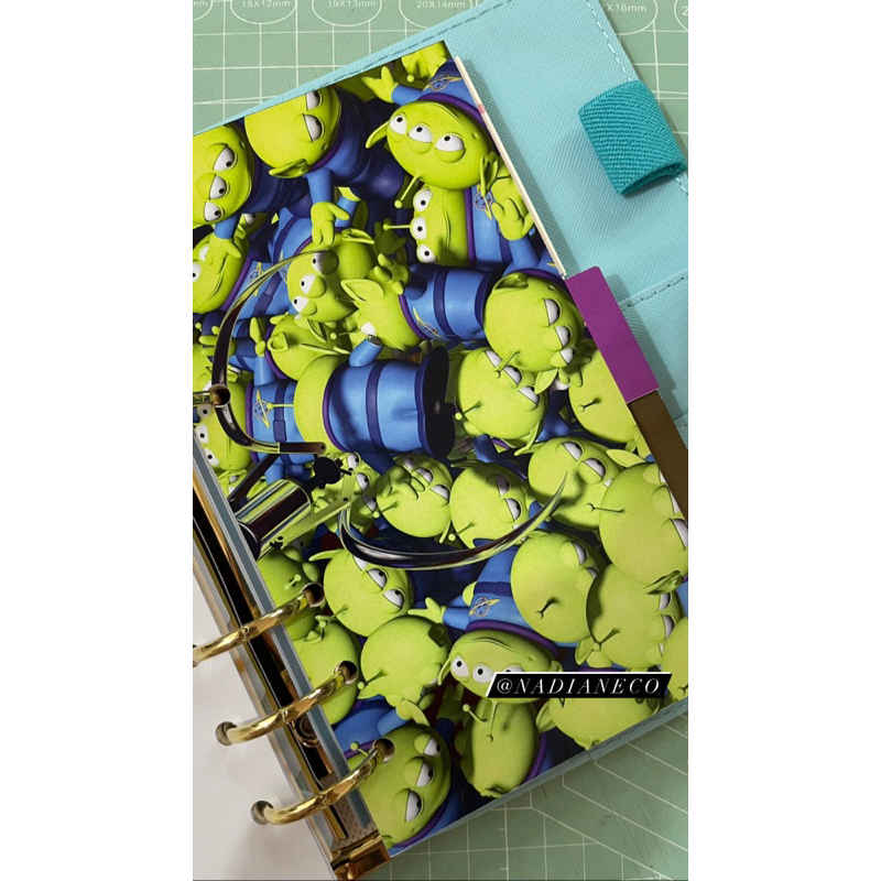 

Pembatas Binder Toy Story Woody Buzz Corky Alien