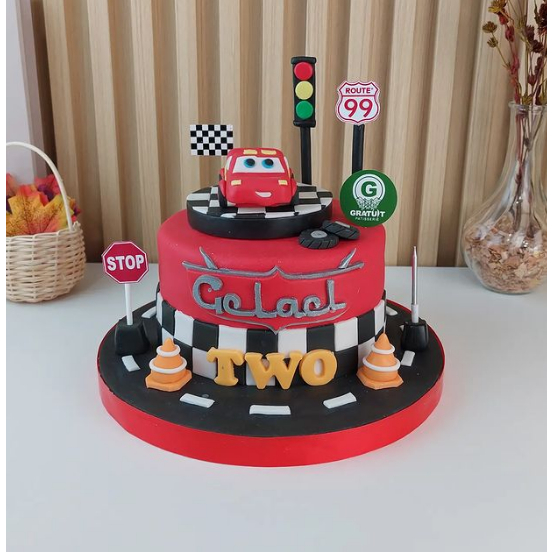 

CAKE TEMA MC QUEEN FONDANT UK 15CM / KUE ULANG TAHUN CUSTOME