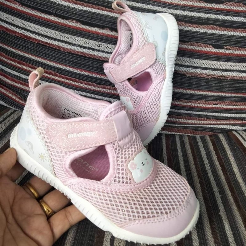 Sepatu anak Dr. Kong