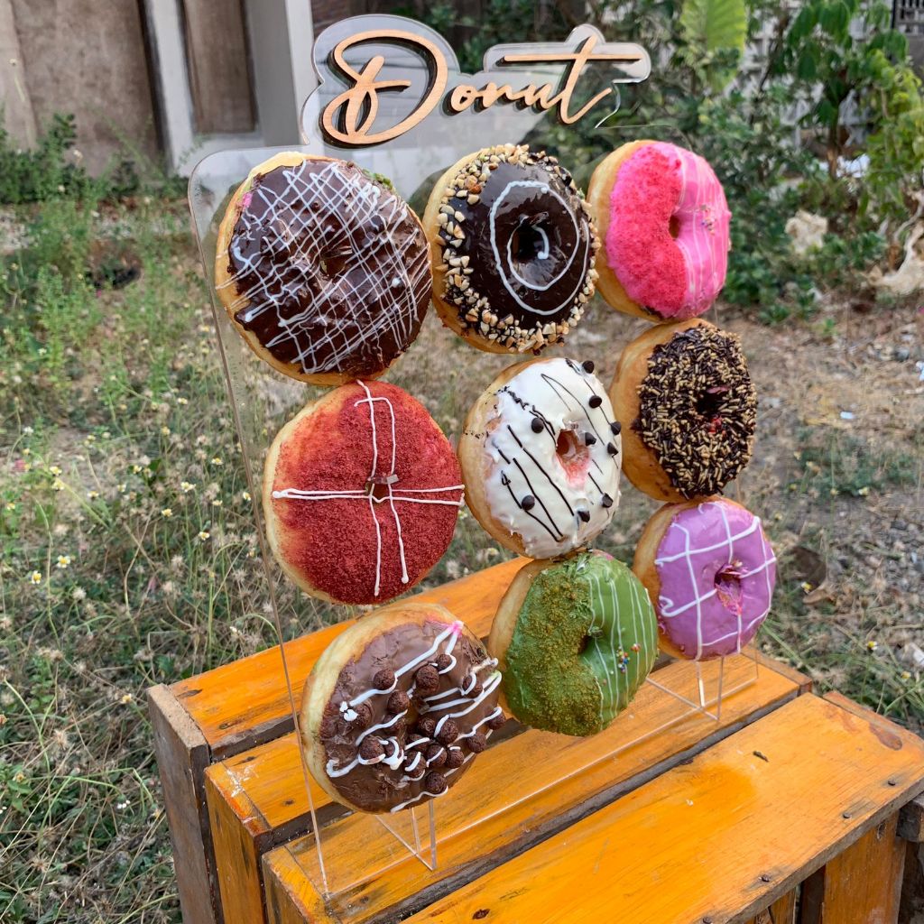 rak display donat akrilik /stand display donat / display makanan / display donuts / dekorasi pernika