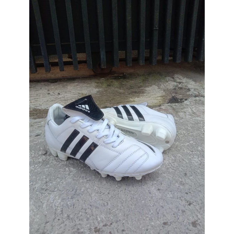 Sepatu bola putih, 100% kulit asli