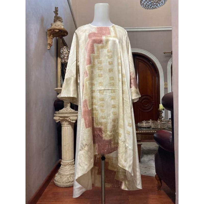 Tunik tie dye dengan model simple dan corak elegan