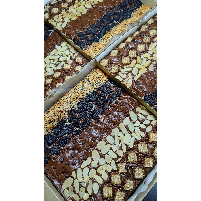 

Brownies size L uk.20x20cm Mix 5 Topping Reguler dan Topping Premium