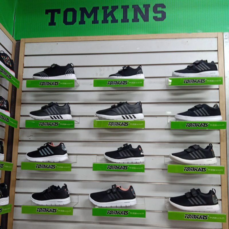 SEPATU TOMKINS
