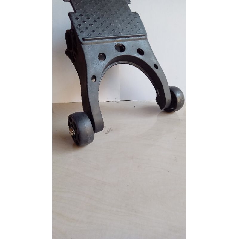 Roda Kecil Penyangga Keseimbangan Belakang Skuter Anak Otoped Pedal Injak Roda Tiga HP RMB