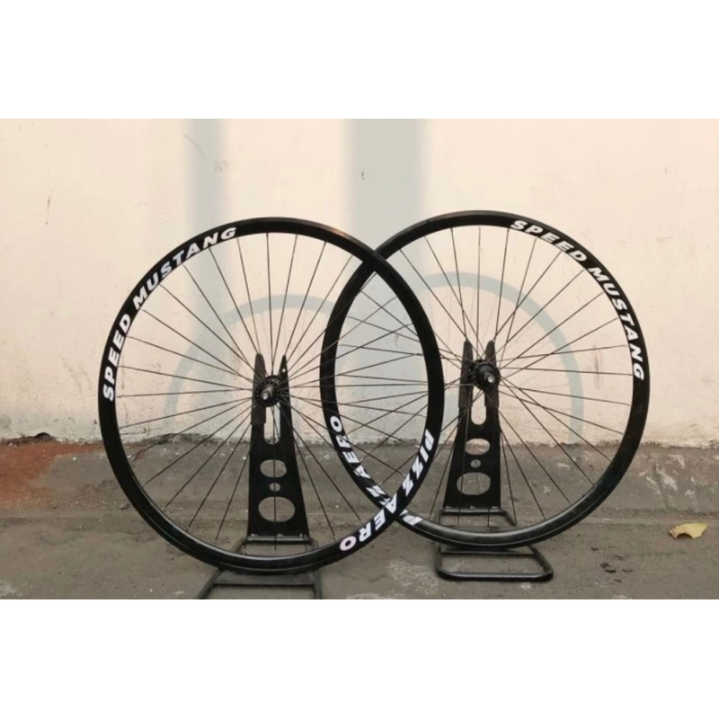 B. Wheelset Pizz Aero mustang 32h Spoke Aero pipih Fixie sepasang