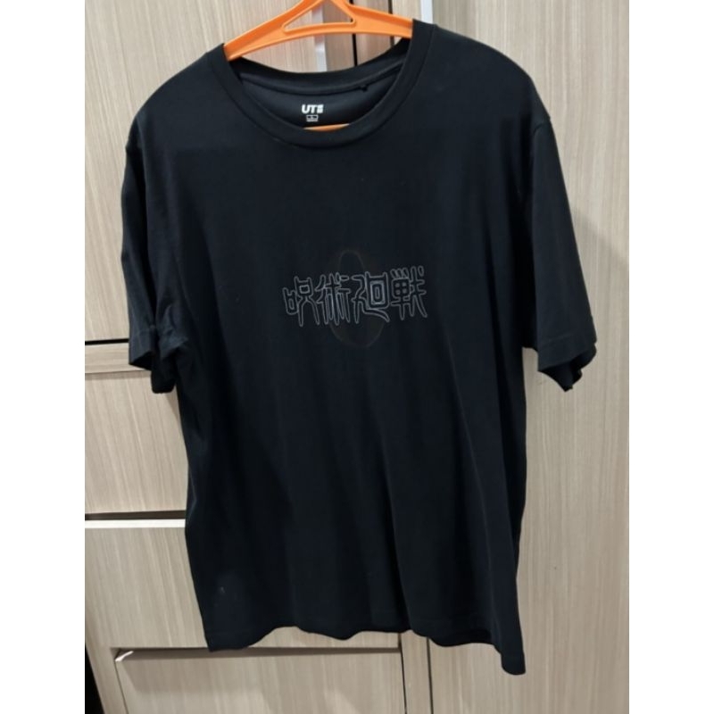 Preloved kaos T-shirt Uniqlo x Jujutsu Kaisen