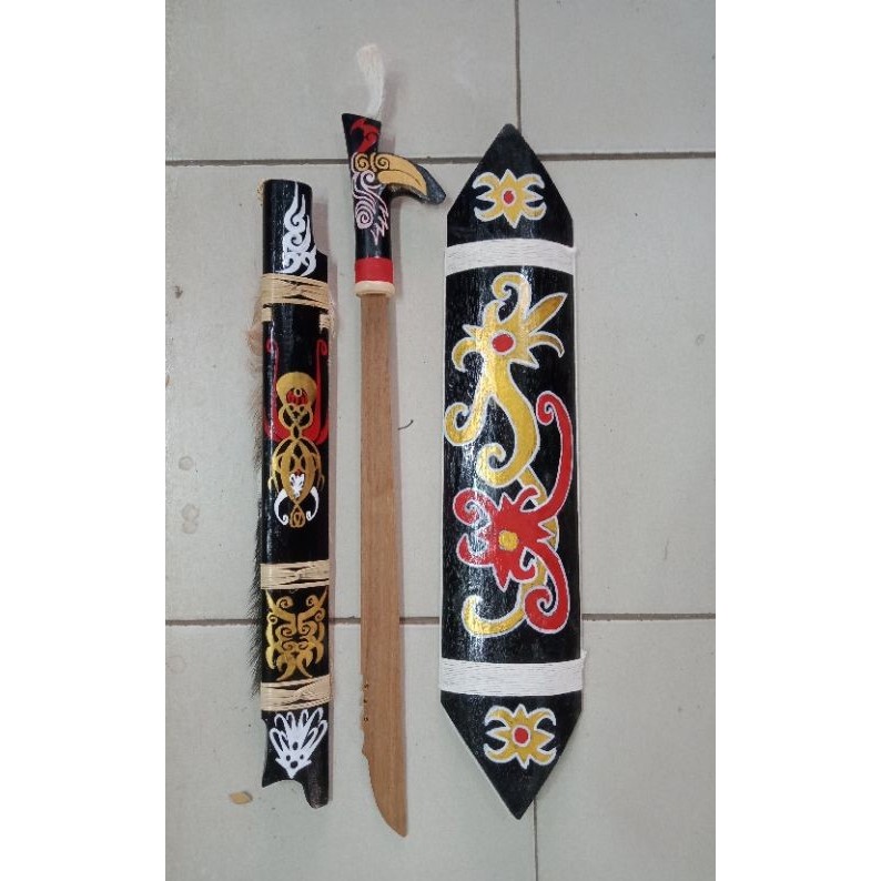 PAKET MANDAU PERISAI TAMENG KAYU ULIN KHAS DAYAK KALIMANTAN HIASAN DINDING SPECIAL DAYAK KALIMANTAN 