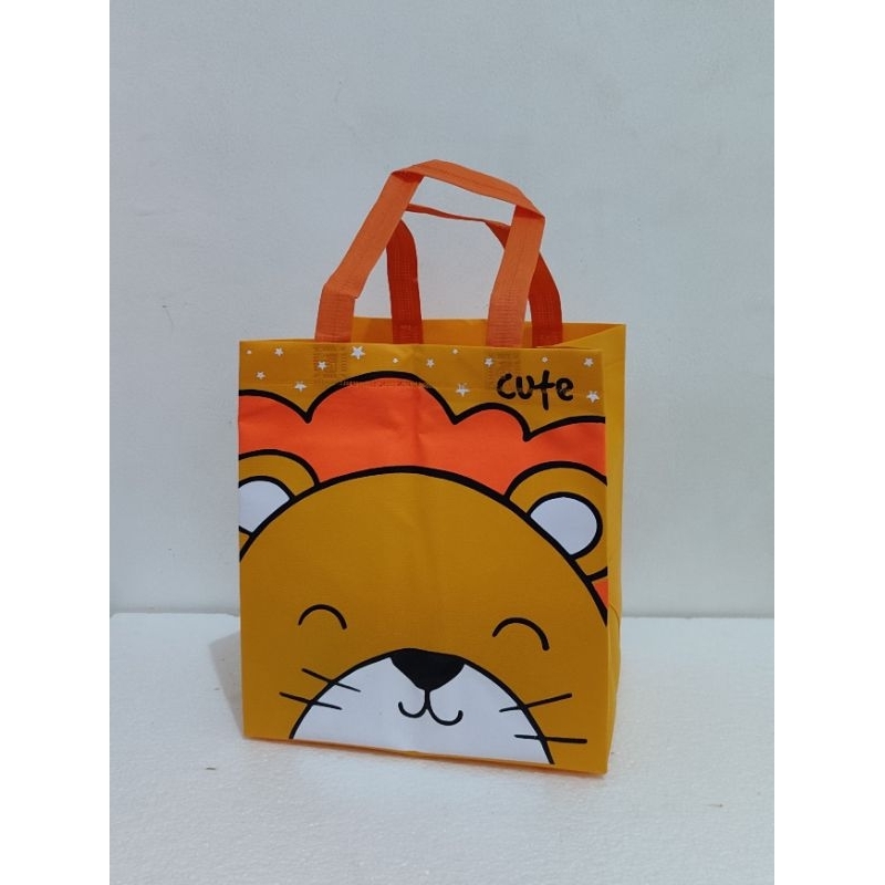 

Tas Goodie Bag Spundbond Souvenir kotak nasi Ulang Tahun Anak animasi animal 27x24x20