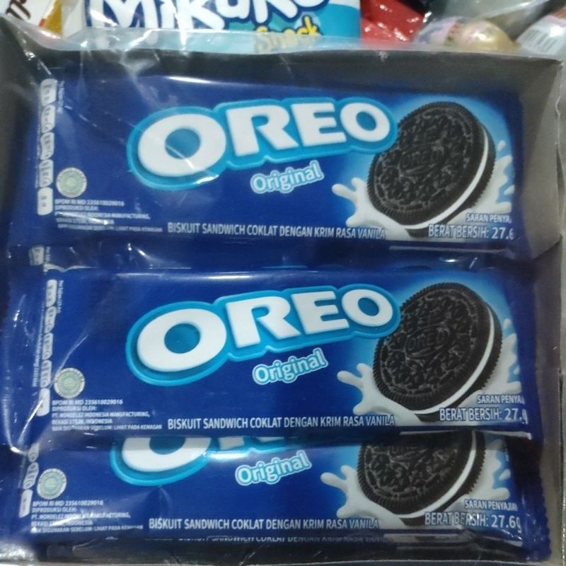 

oreo biskuit sandwich coklat dengan krim kotak