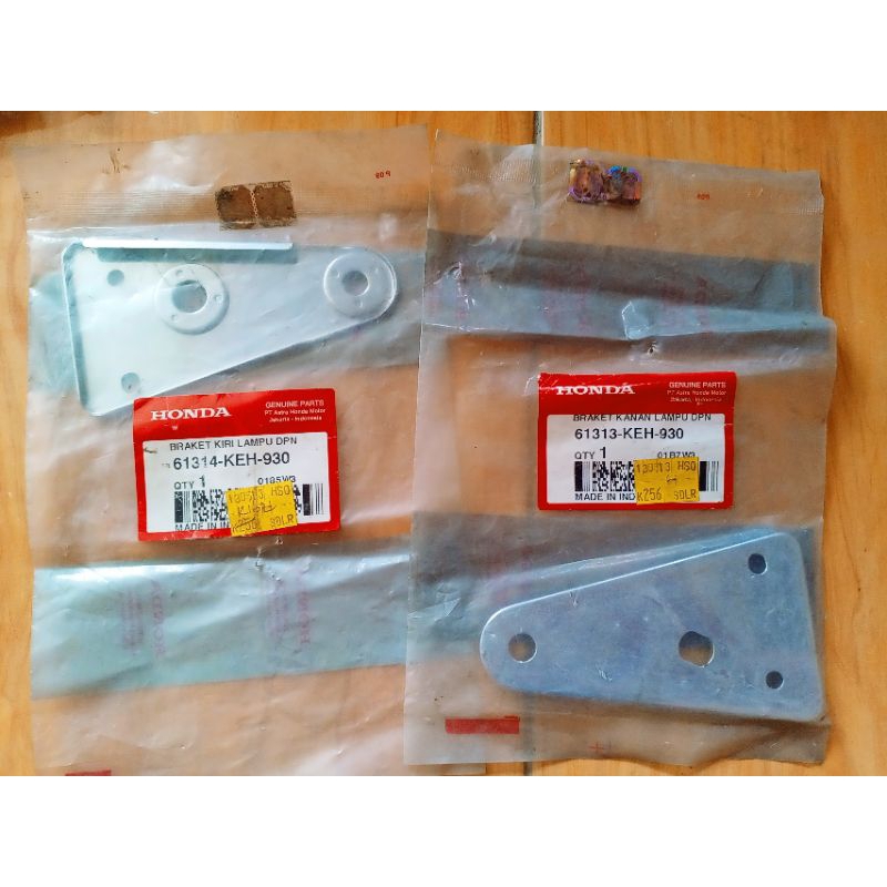 61314-KEH-930 Bracket Dudukan Kupingan Lampu depan Megapro Pangkon Kupingan lampu depan Megapro lama