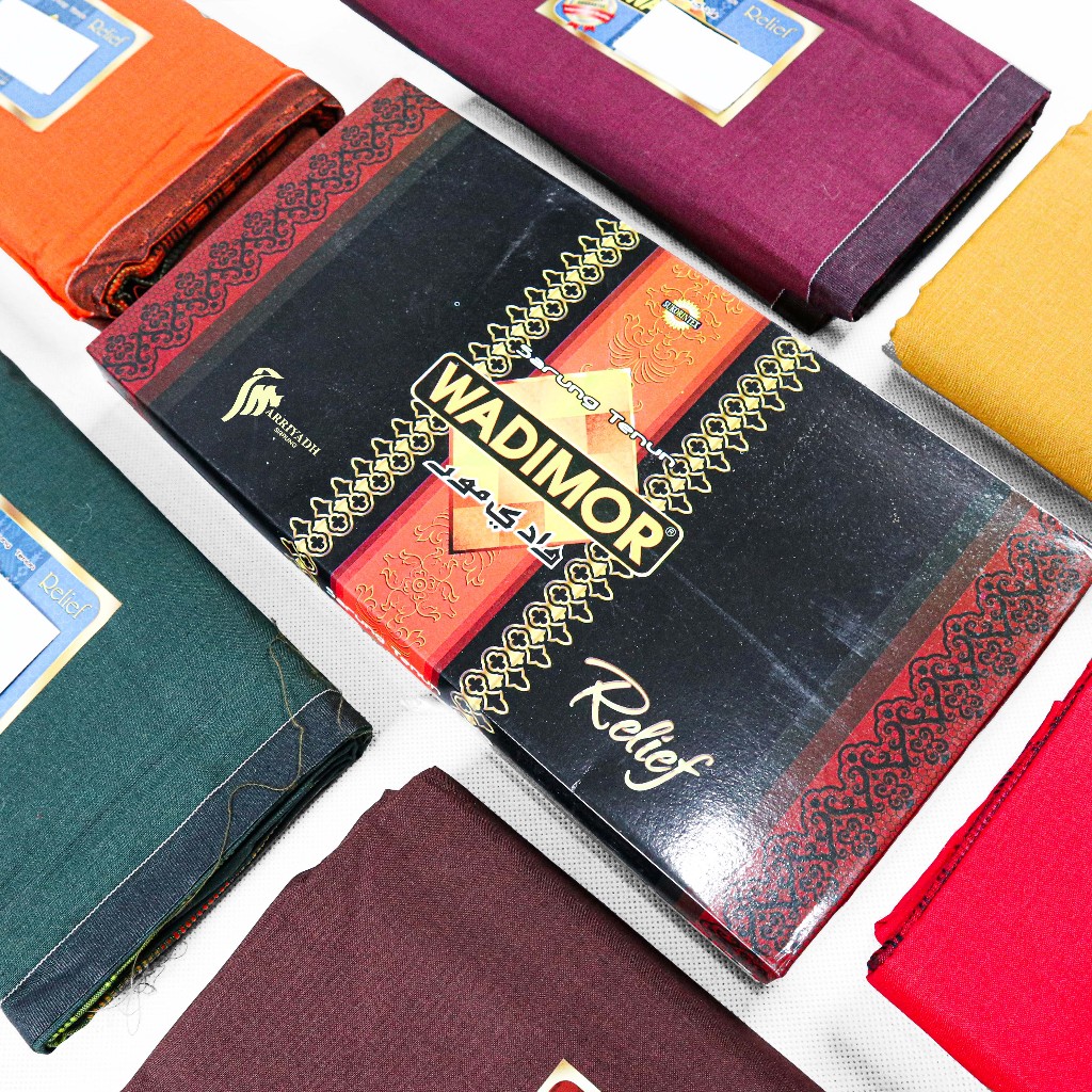 Sarung Wadimor Motif Relief Polos Tumpal