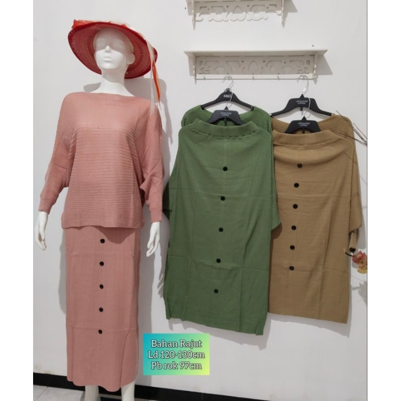 One Set Setelan Rajut Batwing Rok Kancing
