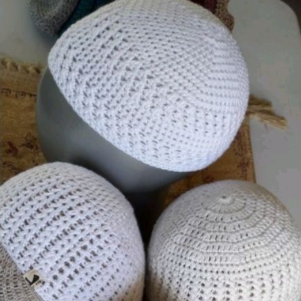 peci rajut putih tebal