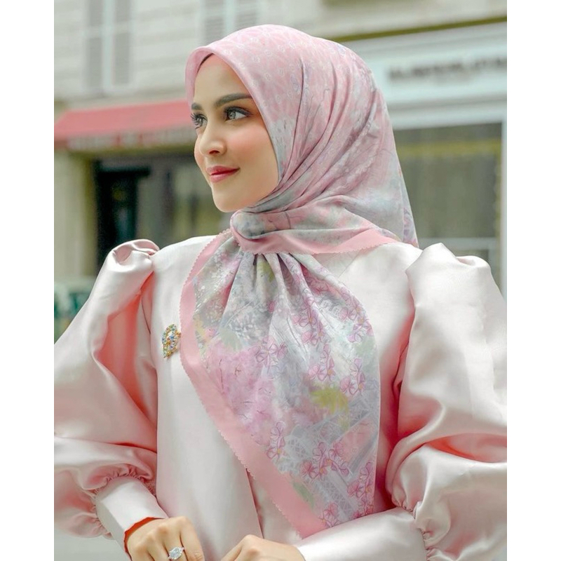 Buttonscarves The Parisian Series Aimer