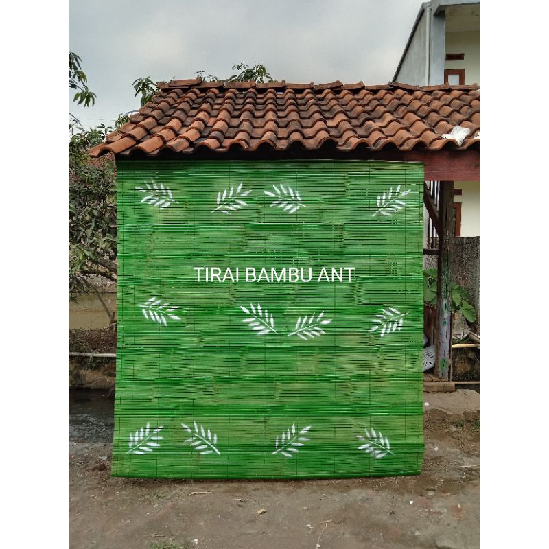tirai bambu gulung latar hijau motif bunga putih bisa cod/ wide bambu gulung/ tirai motif free paku+