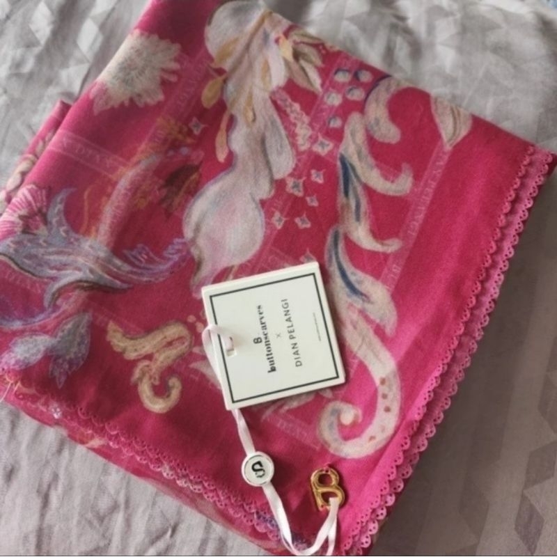 SMALL size (90x90) Framboise Seri Autograph Scarf Buttonscarves x Dian Pelangi baru dan siap kirim