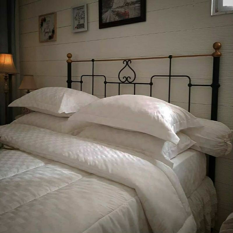 1000SPREI Sprei Katun Dolby Dobby TC300 Sprei Hotel