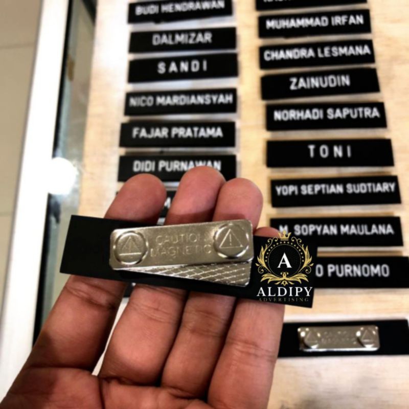 

Papan Nama Dada Name tag Grafir Full Hitam doff Pakai Magnet Ukuran 2cm×8cm