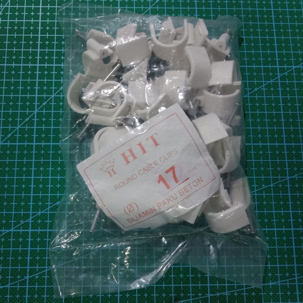 Klem Kabel 17 mm Paku Beton / Klem Pipa Listrik