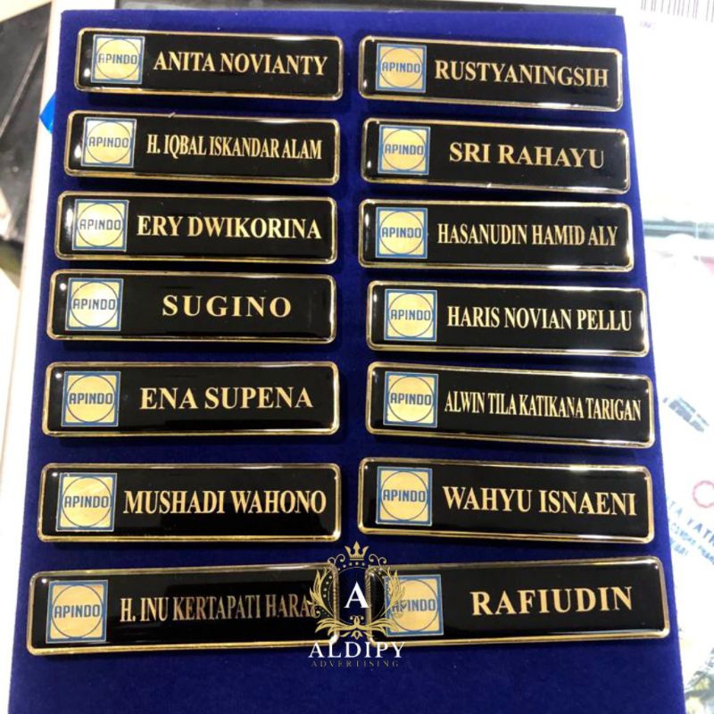 

Papan Nama Dada Name Tag Kuningan dilapisi Fiber warna hitam pakai peniti