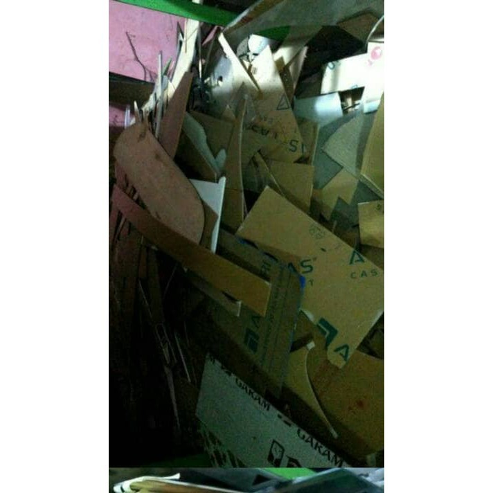 Limbah Akrilik / Sisa Potongan Akrilik Bentuk Dan Ukuran Random Per Kg