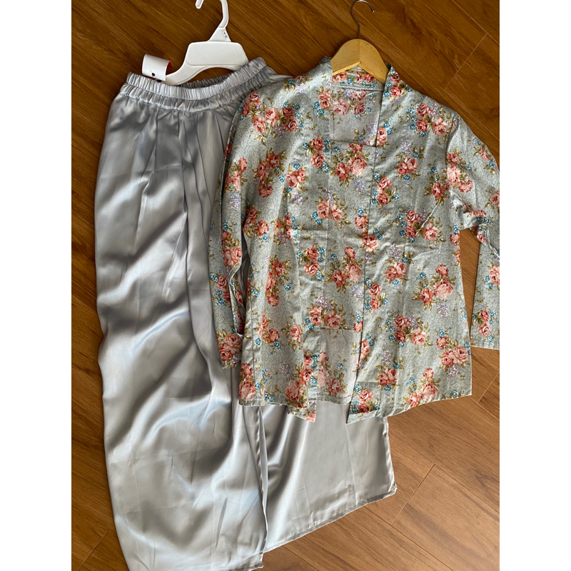 kebaya kutubaru rok lilit instan. Rok lilit instan. Kutubaru florist. Kutubaru katunjepang