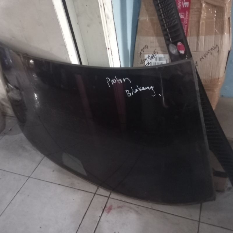 kaca belakang Proton Wira