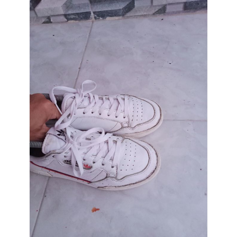 lelangan sepatu Adidas