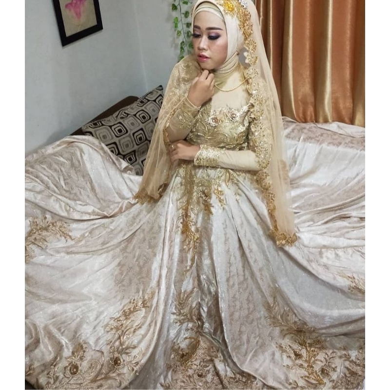 preloved gaun gold ekor