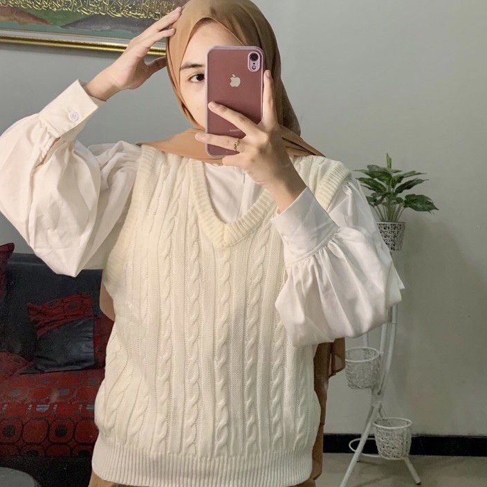 Segera Dapatkan Rosita Cable Knit Sweater Outer Vest Rompi Rajut Street Style Tanpa Lengan.