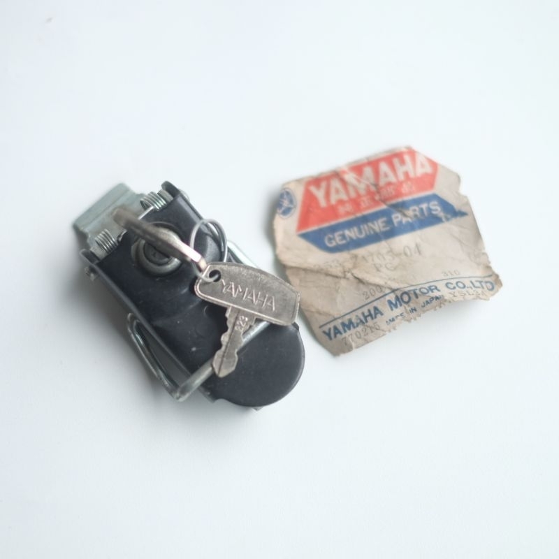 KUNCI TUAS JOK SEAT YAMAHA GT80 DT100 DT125 RD125 RD250 RD350 ORIGINAL NOS ORI BARU LENGKAP KODEPART