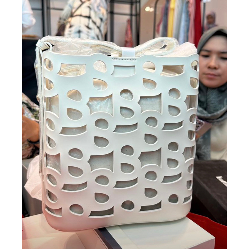 Clea Bucket Bag Buttonscarves Daisy NEW