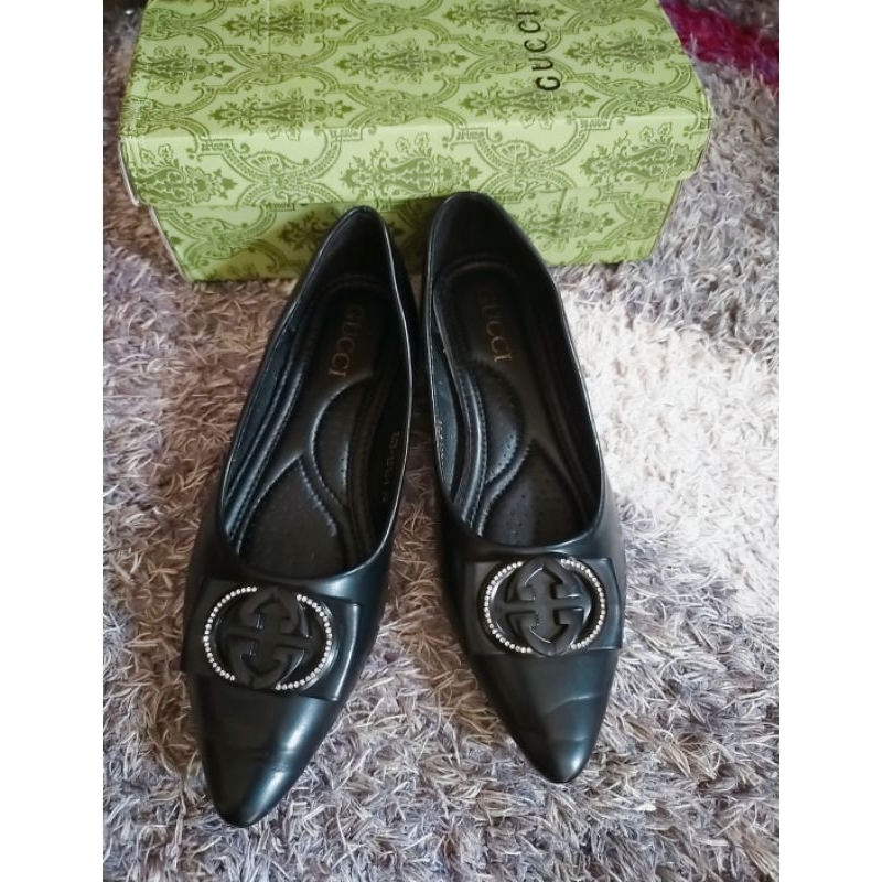 button scraves flatshoes gucci