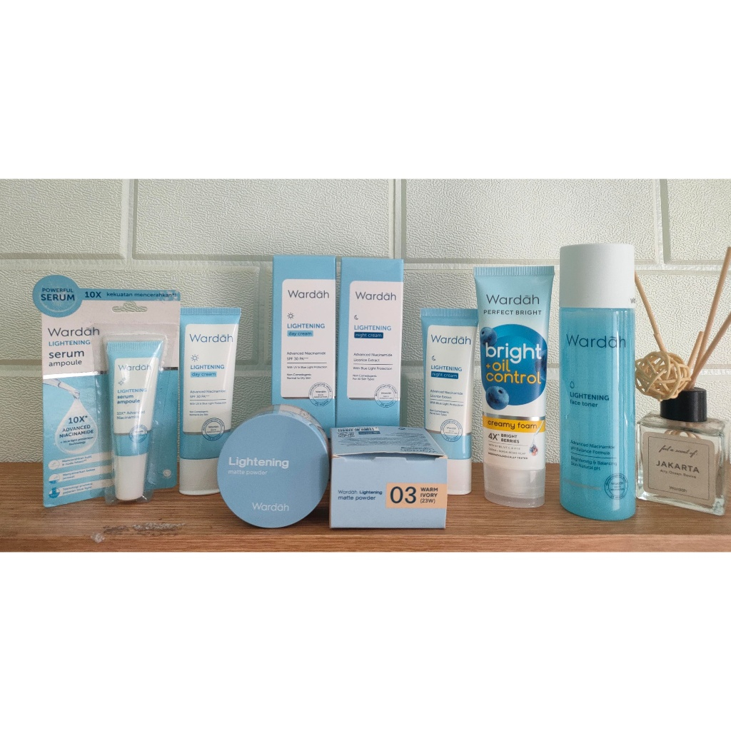 Wardah Paket Lightening Skincare Plus Bedak 6 Produk (Sabun Wajah+ Toner+ Serum+ Krim Siang+ Krim Ma