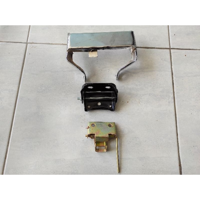 paket set  dudukan jog jok c 70 set engsel dan kunci kuncian jok belakang c70 detail ori original