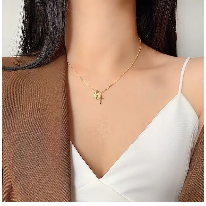Ratu Kepala Cross Koin Liontin Kalung Stainless Steel 18 K Emas Rumbai Rantai Kalung Sederhana Niche