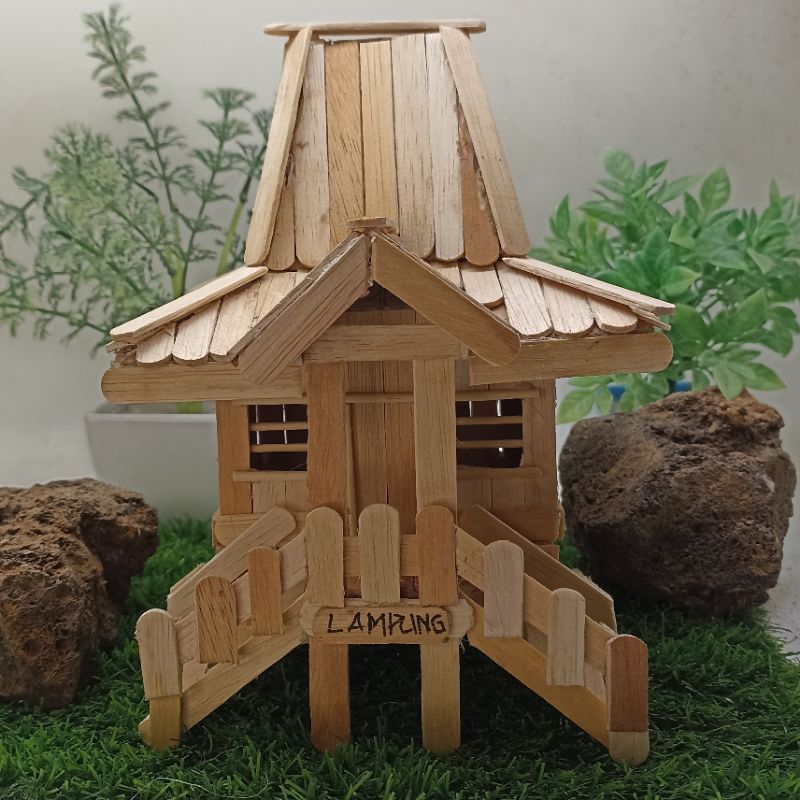 miniatur rumah adat Lampung Sumatera