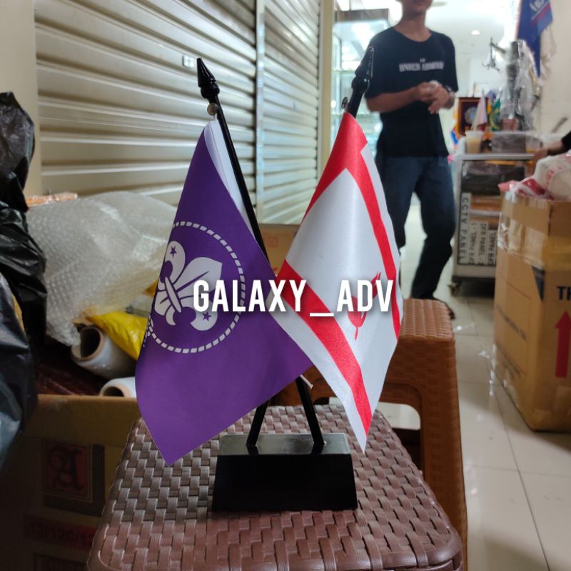 

tiang kayu silang bendera meja custom logo&tulisan