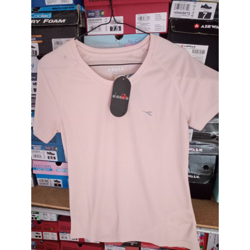 kaos olahraga wanita merk diadora dryfit size M original 100 %